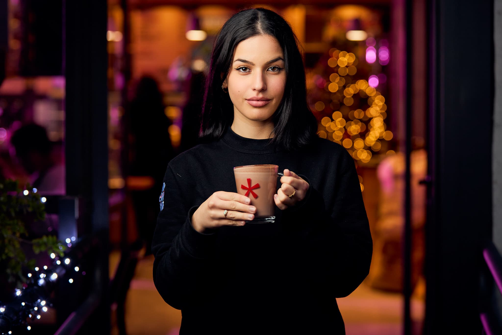 commercial photography - coffeehouse tastehabitat - barista hot chocolate